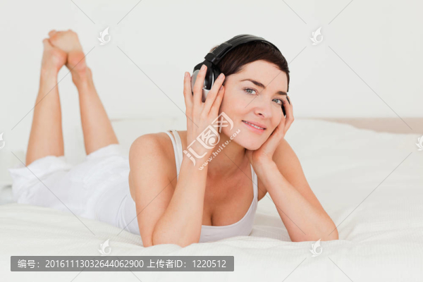 可愛的黑發(fā)，聽音樂