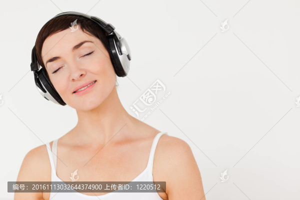 接近一個(gè)女人聽音樂