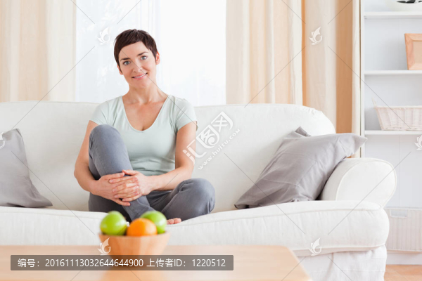 坐在沙發(fā)上的女人