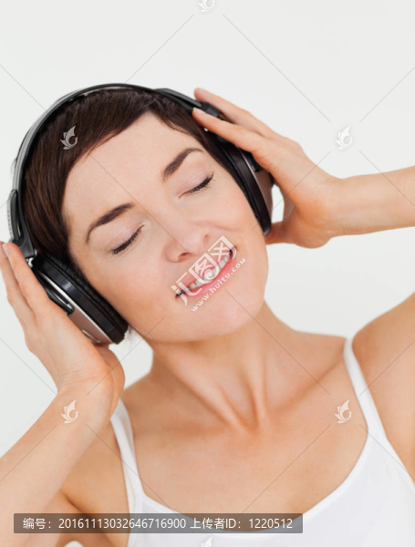 一個迷人的黑發(fā)，聽音樂的肖像