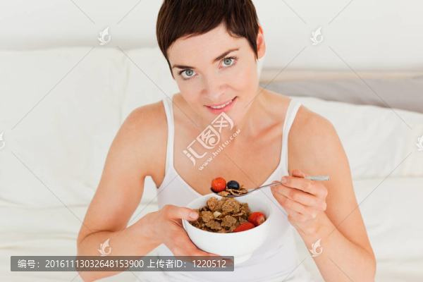 可愛的女人吃早餐
