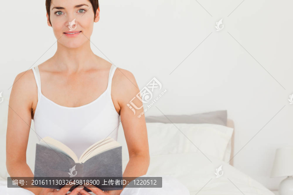 可愛的女人拿著一本書
