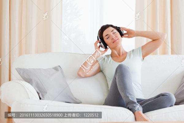 黑發(fā)享受一些音樂