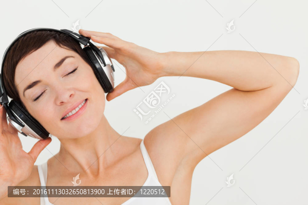 靠近一個(gè)可愛(ài)的黑發(fā)，聽(tīng)音樂(lè)