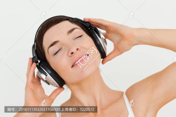 靠近一個高興的黑發(fā)聽音樂