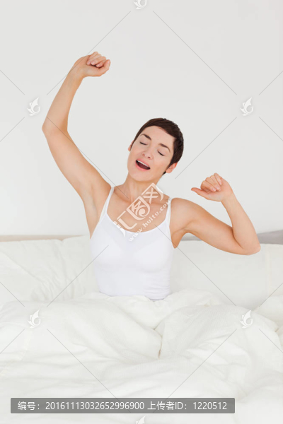 一個迷人的女人伸展手臂的肖像