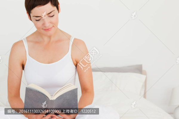 可愛的女人讀一本書