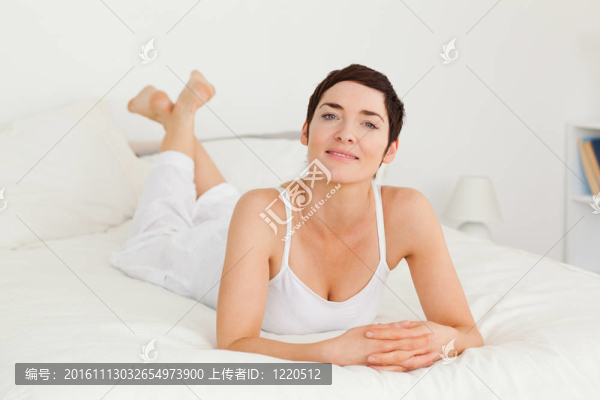 躺在她的肚子上的女人
