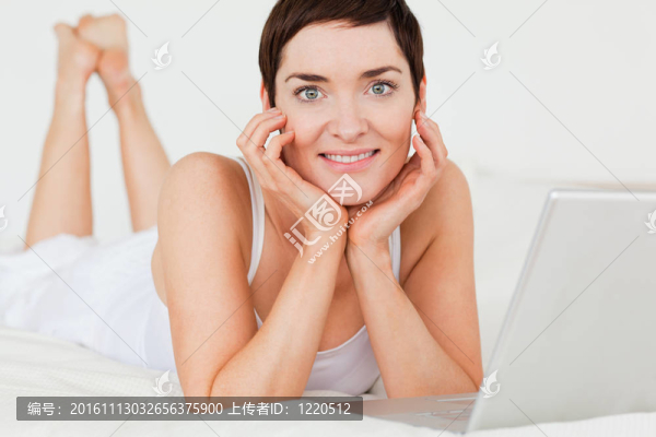 特寫一個女人與筆記本電腦