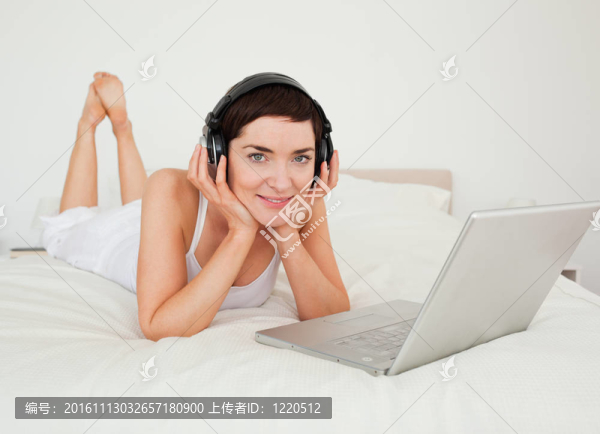 女人用筆記本聽音樂