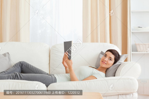 聰明的女人拿著一本書