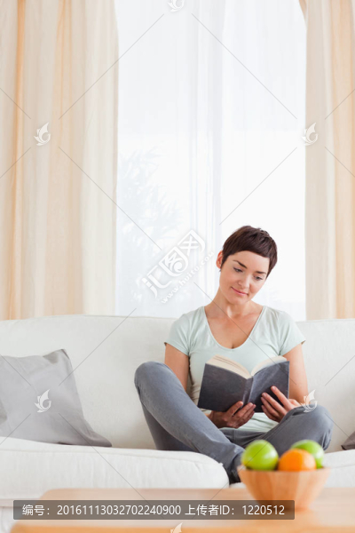 一個(gè)可愛(ài)的女人在讀一本書