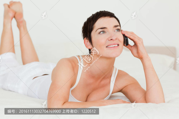 躺在床上的可愛(ài)女人