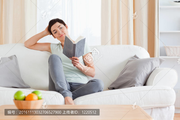 可愛的女人讀一本書
