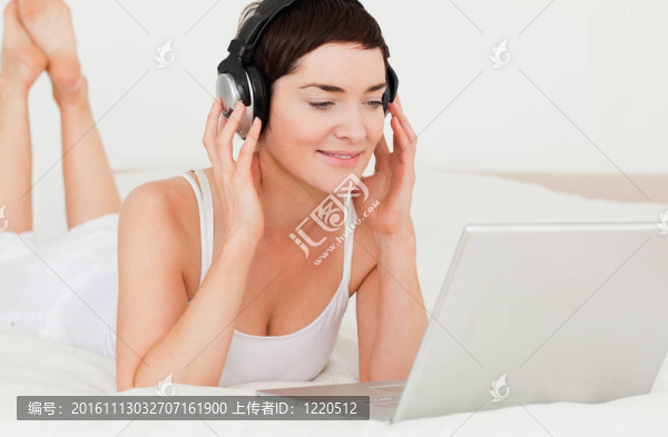 一個(gè)可愛的女人和她的筆記本電腦一起看電影