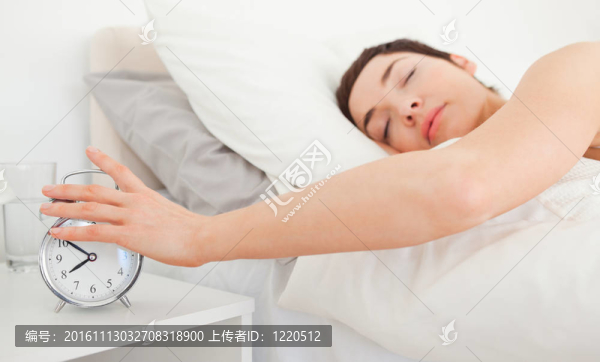 靠近一個可愛的女人把她的鬧鐘