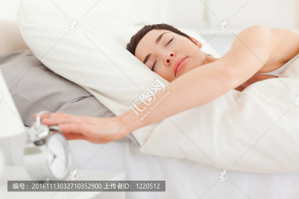 安詳的女人關掉鬧鐘