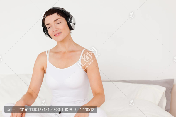 女人聽音樂