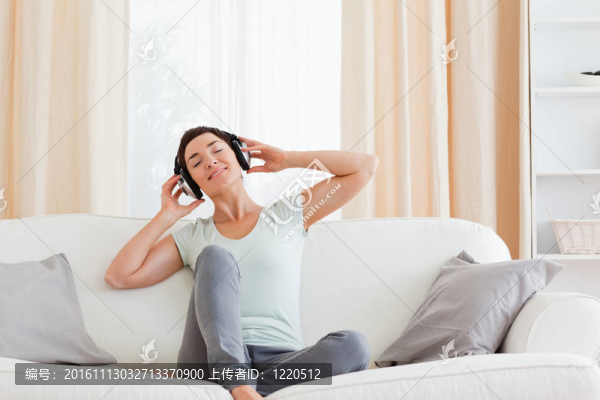 高興的黑發(fā)享受一些音樂