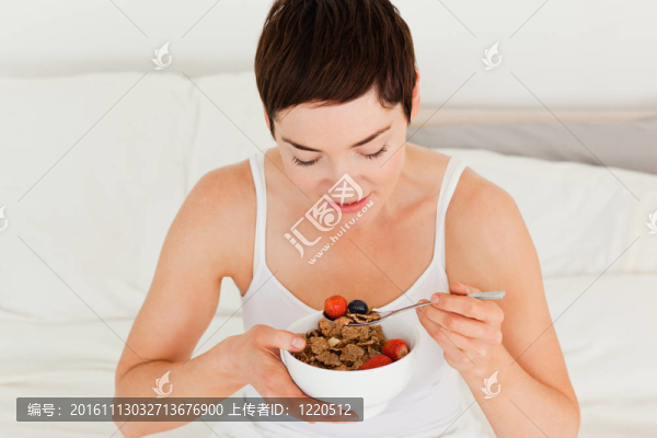 可愛的黑發(fā)吃早餐