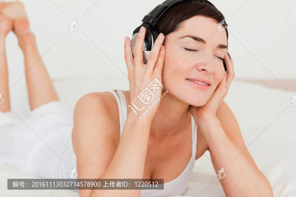 靠近一個(gè)黑發(fā)聽(tīng)音樂(lè)