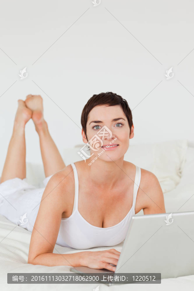一個(gè)使用筆記本電腦的女人的肖像