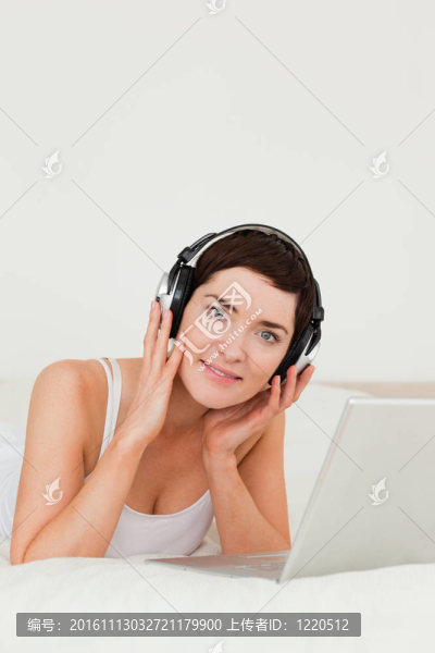 一個女人用筆記本看電影的肖像