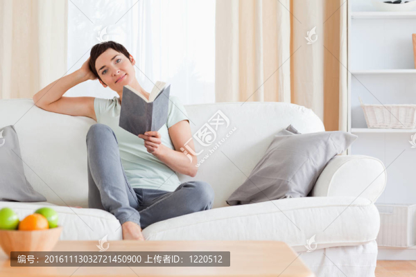 可愛的黑發(fā)，讀一本書