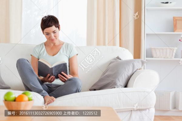 可愛的黑發(fā)，讀一本書