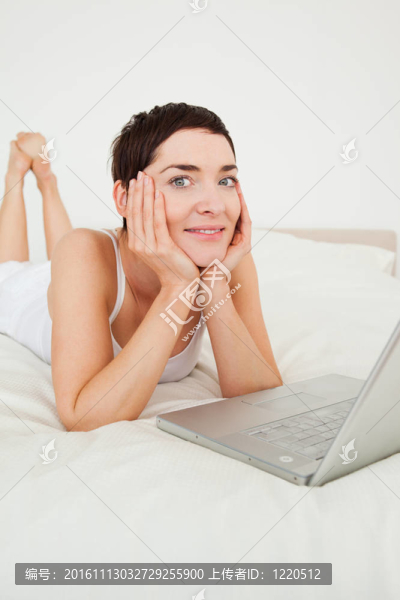 可愛的女人使用筆記本電腦