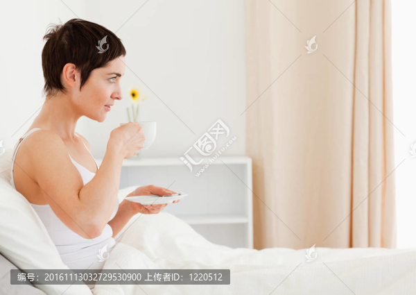 可愛的女人喝茶