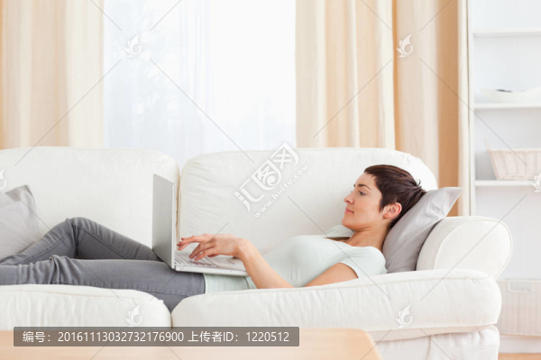 年輕女子用筆記本電腦放松