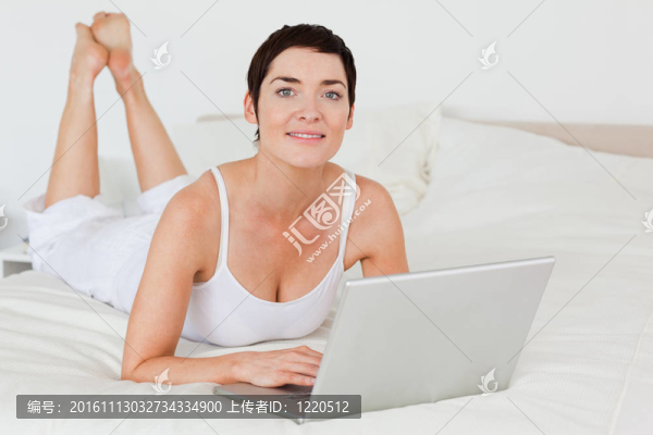 使用筆記本電腦的女人的特寫
