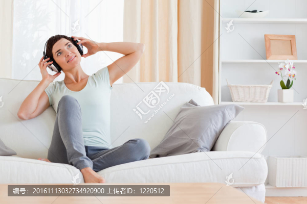 平靜的黑發(fā)，享受一些音樂(lè)