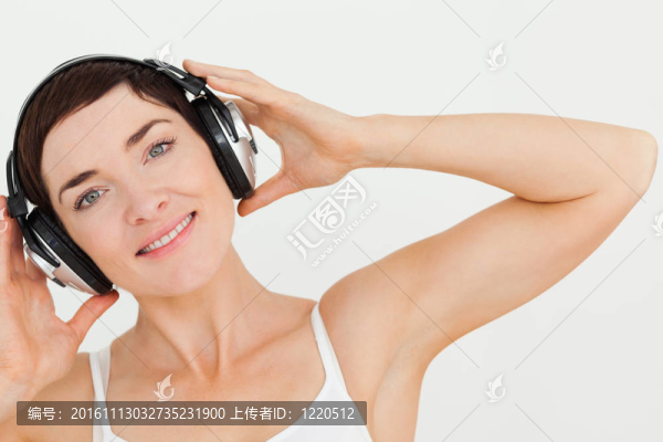 一個(gè)可愛的女人在聽音樂
