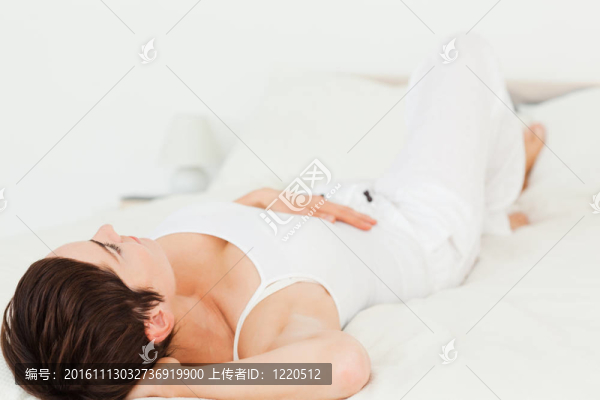 躺在她背上的女人