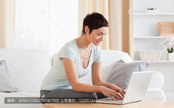 與筆記本電腦工作的女人