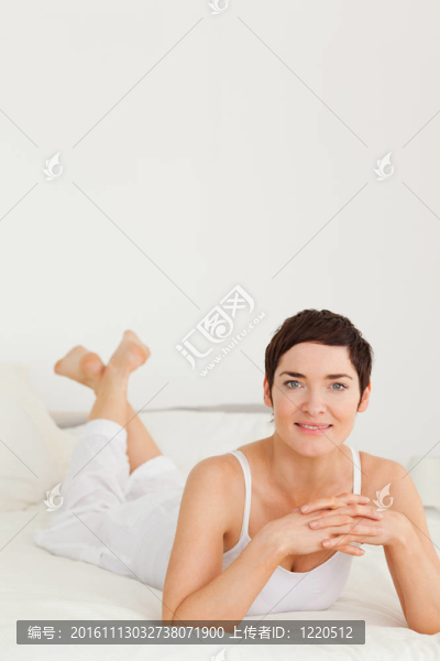 一個女人的肖像躺在她的肚子上