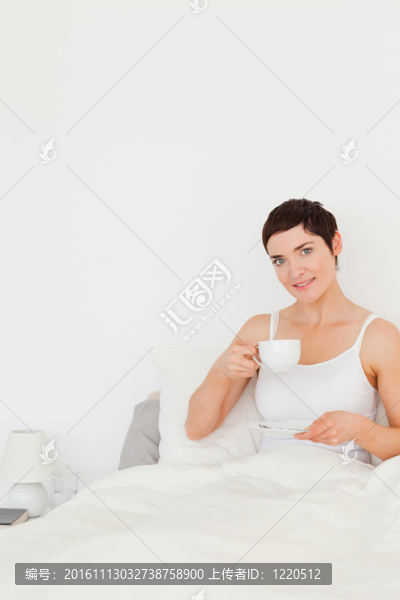 一個(gè)女人喝茶的肖像