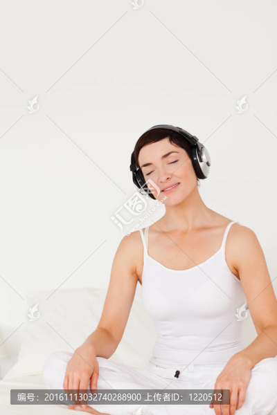 一個女人聽音樂的肖像
