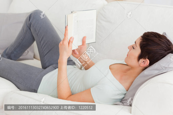 黑色短發(fā)的閱讀一本書