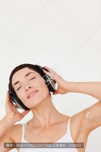 一個(gè)年輕女子聽音樂的肖像