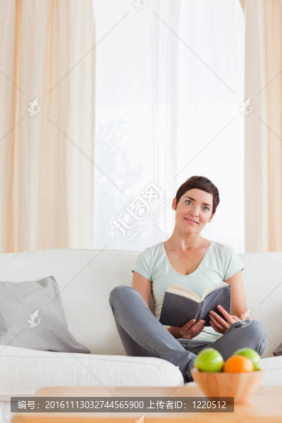 可愛的女人拿著一本書