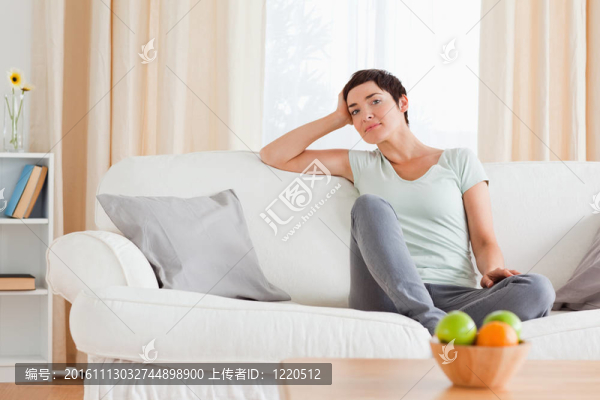 微笑的女人坐在沙發(fā)上
