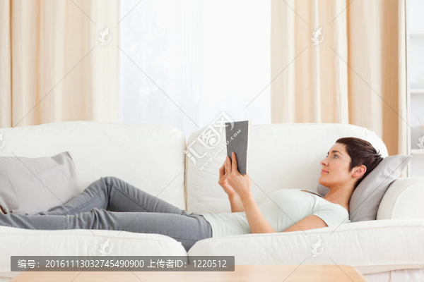 聰明的女人讀一本書