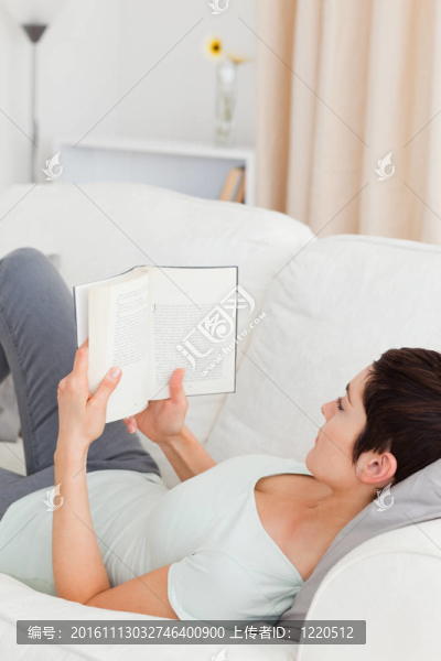 短發(fā)女人讀一本書