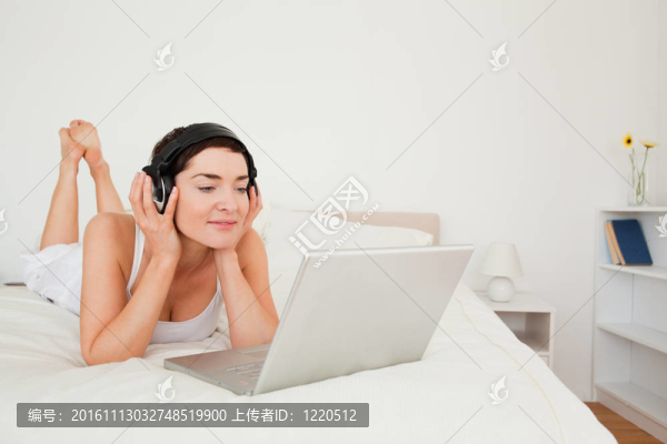年輕女人用筆記本看電影
