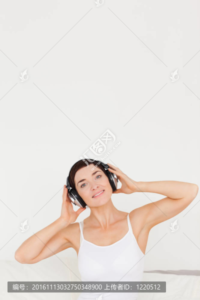 迷人女人聽(tīng)音樂(lè)的畫(huà)像