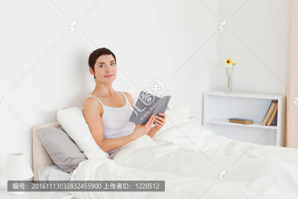 年輕的女人讀一本書(shū)