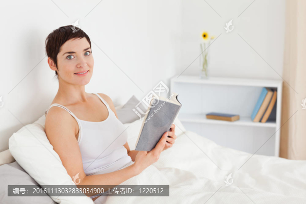 年輕女子拿著一本書